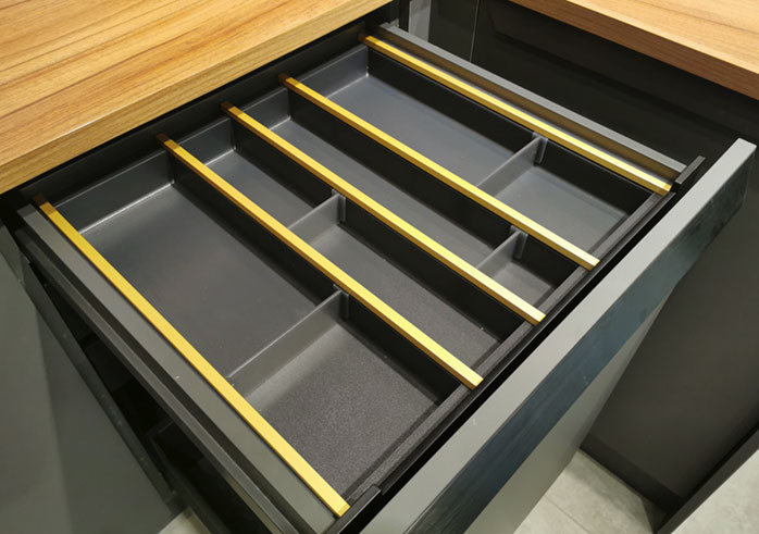 Лоток под столовые приборы в шкаф 600мм Blum Legrabox универсальный (для станд. и внутр. ящика) чёрный/золото